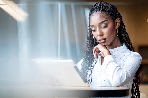 Lady sitting in front of laptop